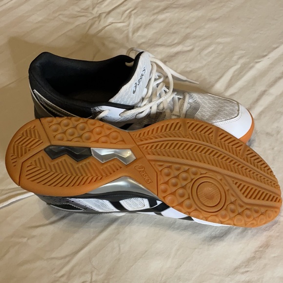 ASIC volleyball shoes only worn one time - Picture 2 of 4